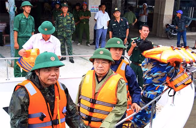 Phó Thủ tướng Trịnh Đình Dũng trực tiếp kiểm tra công tác ứng phó bão tại cửa biển Sông Đốc (thị trấn Sông Đốc, tỉnh Cà Mau).