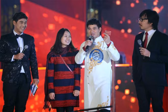 MC Xuân Bắc và “Giáo sư” Cù Trọng Xoay với đối đáp ứng biến thông minh, liên tiếp đem đến cho khán giả những tràng cười thoải mái và làm nóng bầu không khí lạnh 15 độ C của Hà Nội.