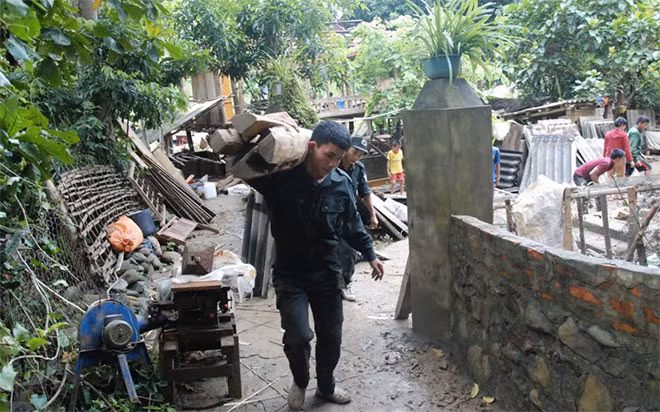 Lực lượng Công an tích cực giúp dân di dời nhà của bà con thị trấn Ít Ong đến nơi an toàn. Lực lượng Công an tích cực giúp dân di dời nhà của bà con thị trấn Ít Ong đến nơi an toàn.