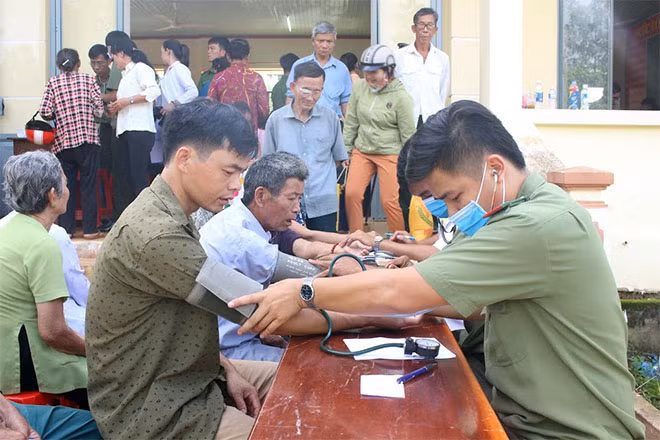Khám bệnh cấp phát thuốc miễn phí cho người dân.