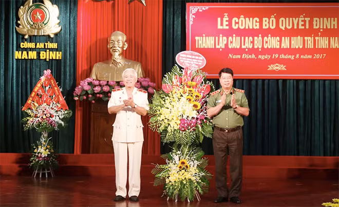 Thượng tướng Bùi Văn Nam tặng hoa chúc mừng Câu lạc bộ Công an hưu trí tỉnh Nam Định.