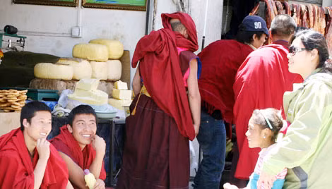 Các nhà sư ở khu cung điện Potala, Tây Tạng rất thân thiện.