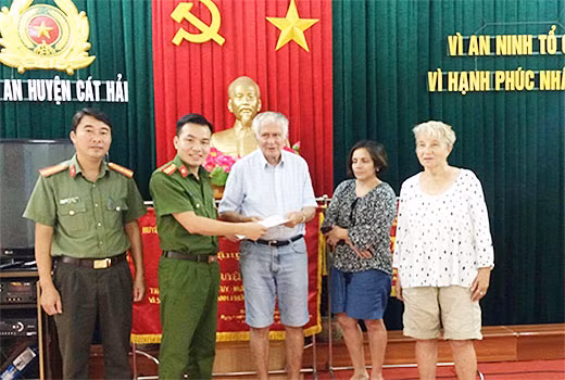 Ông Werner Gunter Doblies cùng gia đình đến cảm ơn Công an huyện Cát Hải. Ông Werner Gunter Doblies cùng gia đình đến cảm ơn Công an huyện Cát Hải.