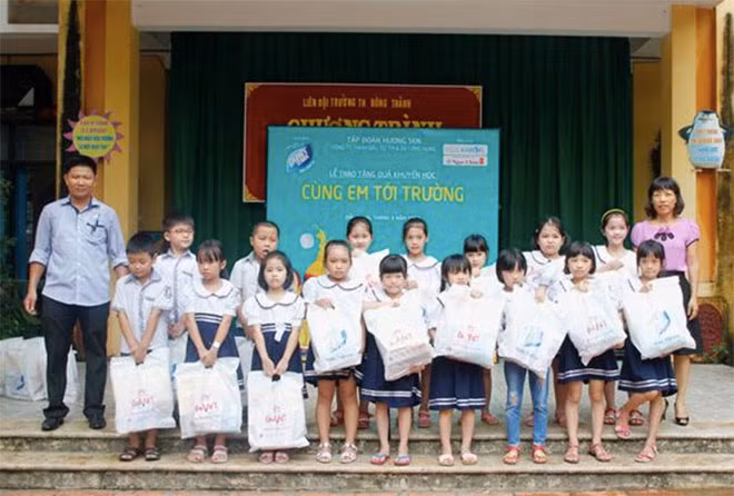 Học sinh trường tiểu học Đông Thành (Bắc Giang) nhận các phần quà khuyến học.
