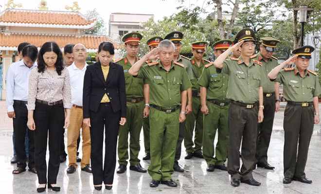 Thiếu tướng Phạm Văn Miên cùng đoàn công tác của Báo CAND thắp hương tưởng niệm tại Đền thờ Anh hùng liệt sĩ Võ Thị Sáu.