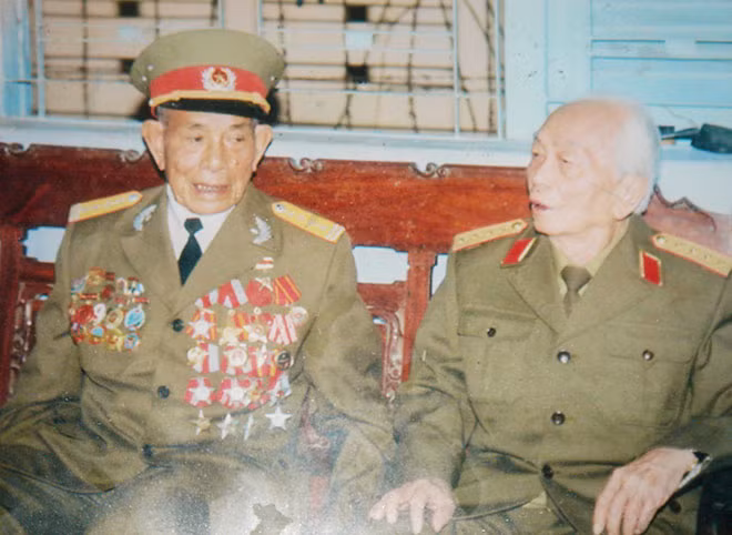 Cố Đại tướng Võ Nguyên Giáp tới thăm nhà Đại tá Trần Công An tại Biên Hòa.
