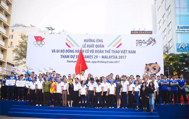 Các vận động viên đoàn TTVN chụp hình lưu niệm cùng các lãnh đạo và nhà tài trợ.