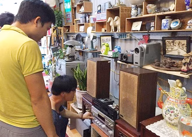 Khách hàng hứng thú với những món đồ lạ dù đã cũ.