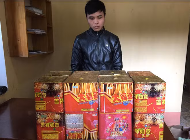 Đối tượng Nguyễn Văn Chung và tang vật.