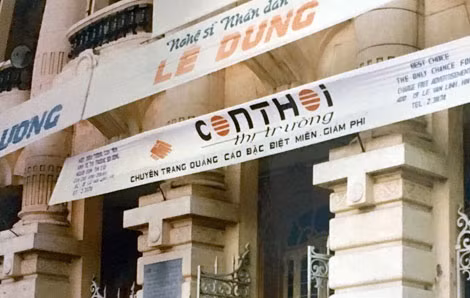 Quảng cáo ra mắt tờ Con thoi thị trường, một trong những chuyên trang quảng cáo đầu tiên (1993) tại Nhà hát Lớn Hà Nội. Quảng cáo ra mắt tờ Con thoi thị trường, một trong những chuyên trang quảng cáo đầu tiên (1993) tại Nhà hát Lớn Hà Nội.