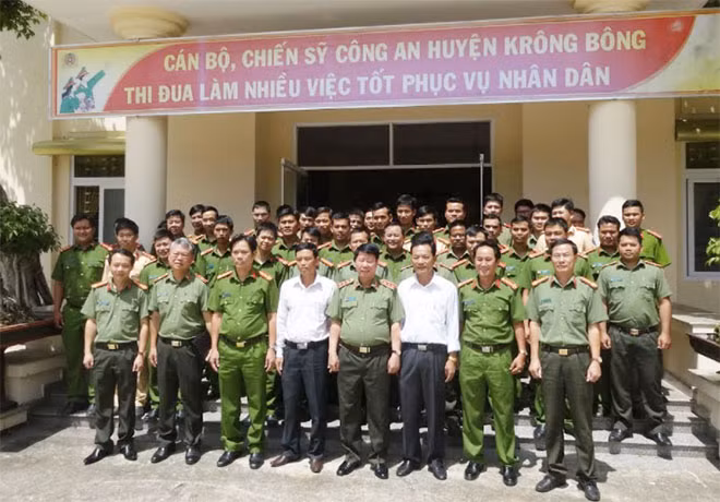 Thứ trưởng Bùi Văn Nam cùng cán bộ, chiến sỹ Công an huyện Krông Bông tại buổi làm việc.