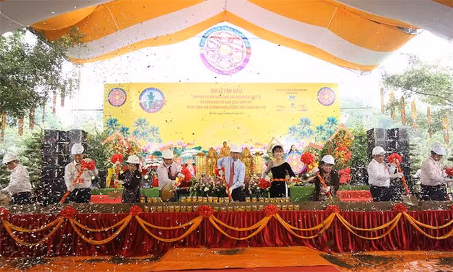 Khởi công xây dựng bia tưởng niệm.
