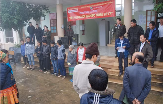 Quang cảnh tại buổi trao quà Tết tại UBND xã Suối Tọ.