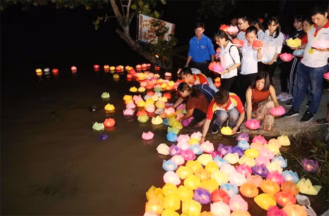Các em học sinh xã Lương Hoà tham gia thả đèn hoa đăng tri ân anh hùng liệt sĩ.
