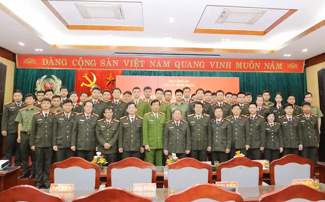 Các đại biểu cùng các học viên tham gia khóa học chụp ảnh lưu niệm. Các đại biểu cùng các học viên tham gia khóa học chụp ảnh lưu niệm.