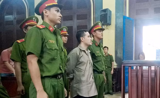 Bị cáo nghe toà tuyên án. Bị cáo nghe toà tuyên án.