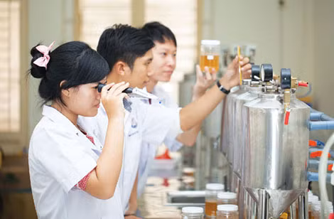 Sinh viên khoa Hóa Thực phẩm trong phòng thí nghiệm.