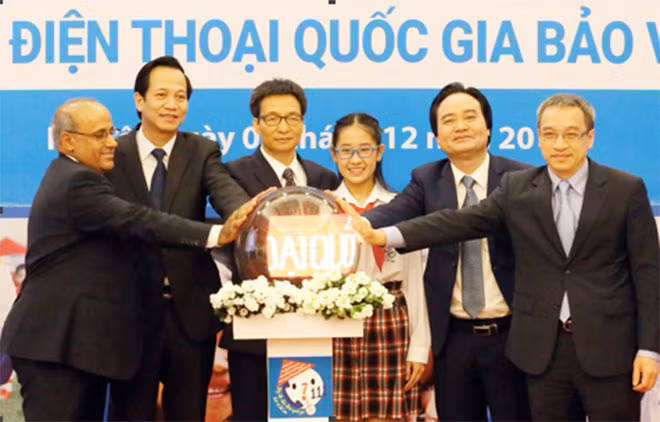 Phó Thủ tướng Chính phủ Vũ Đức Đam – Chủ tịch Ủy ban quốc gia về trẻ em cùng các đại biểu thực hiện nghi lễ khai trương Tổng đài điện thoại quốc gia bảo vệ trẻ em – 111.
