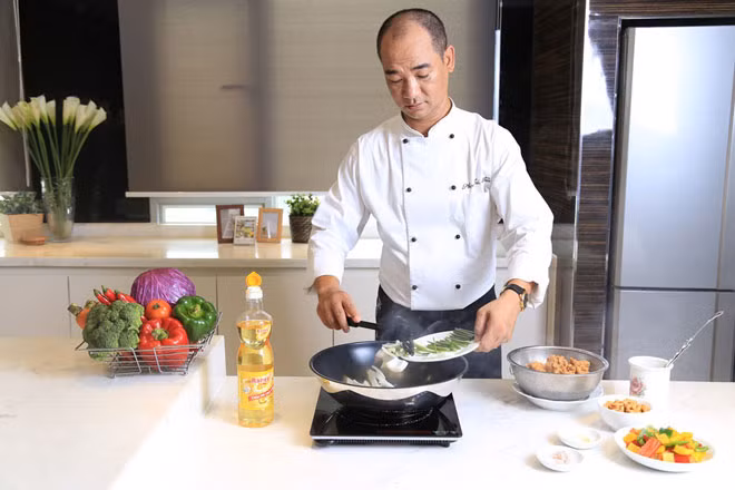 Đầu bếp Phạm Tuấn Hải, giám khảo Masterchef Việt Nam rất tâm đắc với dầu ăn cao cấp Ranee. Đầu bếp Phạm Tuấn Hải, giám khảo Masterchef Việt Nam rất tâm đắc với dầu ăn cao cấp Ranee.