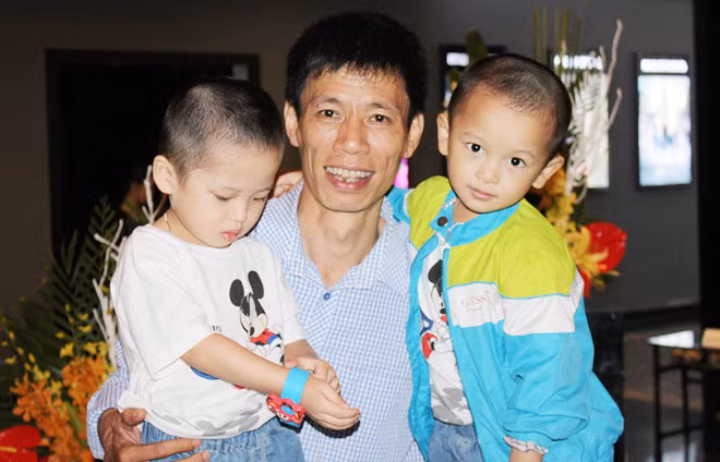 Đạo diễn Đặng Hồng Giang cùng hai bé sinh đôi từ tinh trùng người chồng đã mất của chị Hoàng Thị Kim Dung, nhân vật trong phim "Mầm sống". Đạo diễn Đặng Hồng Giang cùng hai bé sinh đôi từ tinh trùng người chồng đã mất của chị Hoàng Thị Kim Dung, nhân vật trong phim "Mầm sống".