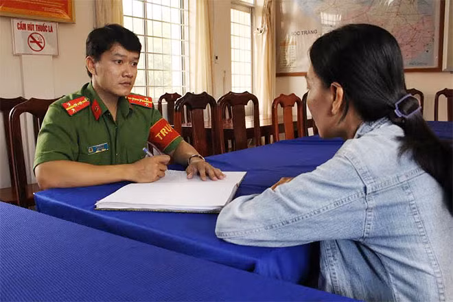 Nạn nhân M. đang trình báo sự việc với trực ban hình sự Công an Trà Vinh.