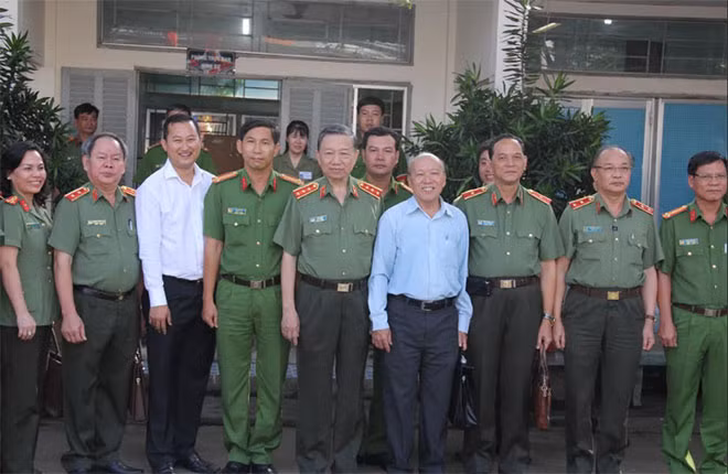 Bộ trưởng Tô Lâm cùng lãnh đạo chính quyền làm việc với Công an xã Bình Hưng.