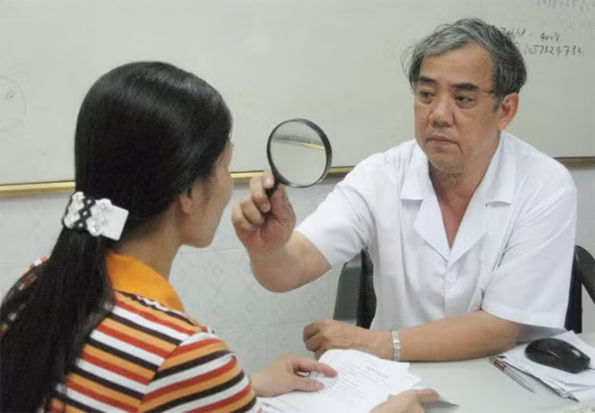 Khám cho bệnh nhân bị di ứng vì mỹ phẩm giả.