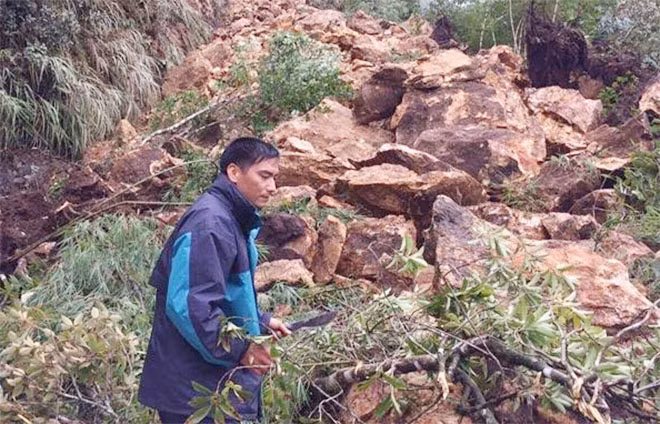 2000m³ đất đá sạt lở, gây ách tắc quốc lộ 4D nối Lào Cai – Lai Châu.
