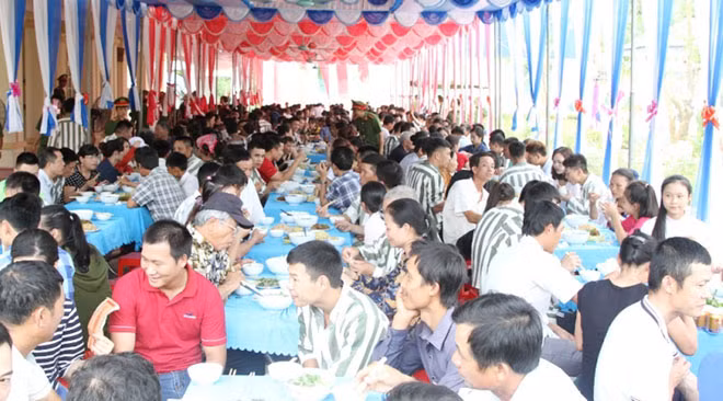 Toàn cảnh bữa cơm hạnh phúc.