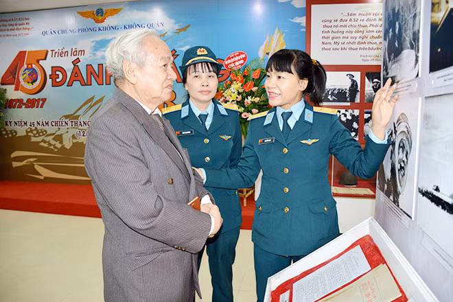 Đại tá Vũ Xuân Thăng tham quan nơi trưng bày lá thư thời chiến và bức ảnh của em trai- Liệt sĩ, Anh hùng LLVTND Vũ Xuân Thiều.