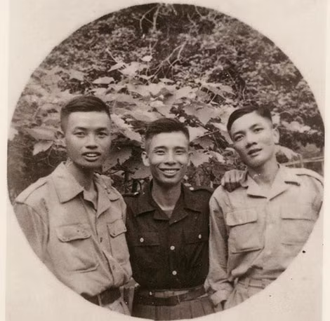 Cùng đồng đội.