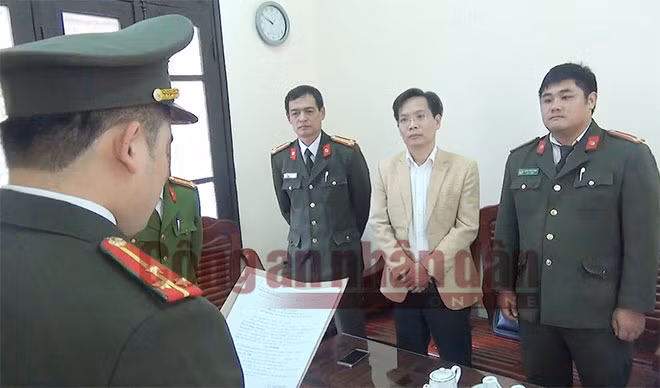 Cơ quan ANĐT Công an tỉnh Sơn La đọc Lệnh bắt ông Phan Tiến Diện.