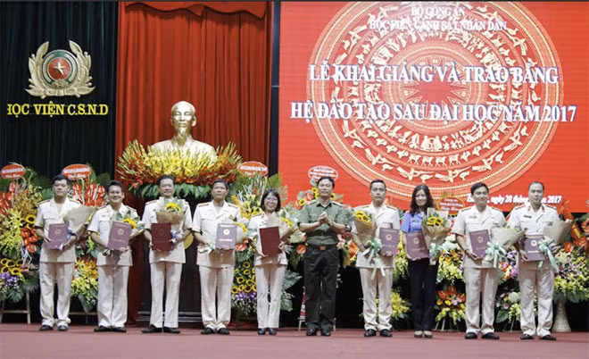 Thiếu tướng Bùi Minh Giám trao bằng cho các tân tiến sỹ năm 2017.