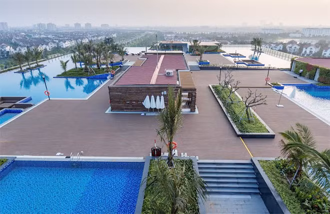 Khu tắm tráng với diện tích 210m² với thiết kế bằng thân cọ tạo cảm giác thân thiện hài hòa cùng thiên nhiên.