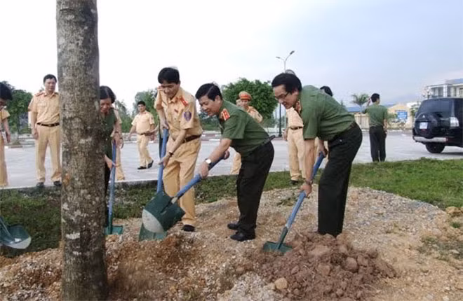 Thứ trưởng Nguyễn Văn Sơn trồng cây lưu niệm tại khuôn viên Trung tâm.