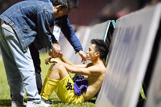 Hình ảnh Văn Quyết sau trận đấu với Than Quảng Ninh ở vòng 26 V.League. Ảnh: Anh Tuấn.