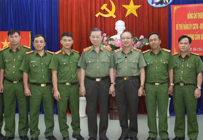 Bộ trưởng Tô Lâm cùng Giám đốc CATP và Ban chỉ huy Phòng Cảnh sát hình sự.