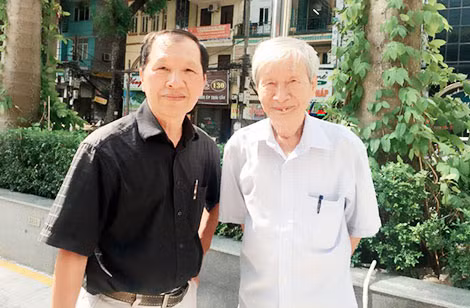 Nhà thơ Vũ Từ Trang và nhà văn Nguyễn Xuân Khánh. Nhà thơ Vũ Từ Trang và nhà văn Nguyễn Xuân Khánh.
