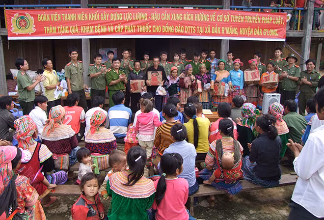 ...tặng quà cho bà con dân tộc thiểu số. ...tặng quà cho bà con dân tộc thiểu số.
