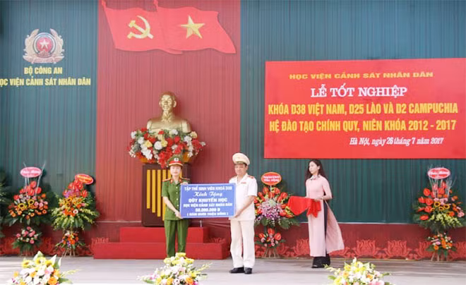 Đại diện học viên D38 trao tặng 50 triệu đồng cho quỹ Học bổng của Học viện CSND Đại diện học viên D38 trao tặng 50 triệu đồng cho quỹ Học bổng của Học viện CSND