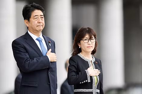 Ông Abe chịu nhiều áp lực sau bê bối liên quan đến ngôi trường tiểu học theo chủ nghĩa dân tộc Moritomo Gakuen và việc Bộ trưởng Quốc phòng Nhật Bản Tomomi Inada từ chức. Ông Abe chịu nhiều áp lực sau bê bối liên quan đến ngôi trường tiểu học theo chủ nghĩa dân tộc Moritomo Gakuen và việc Bộ trưởng Quốc phòng Nhật Bản Tomomi Inada từ chức.