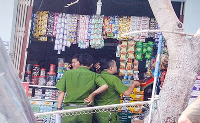 Cơ quan Công an khám nghiệm hiện trường vụ chủ tiệm tạp hoá bị giết.