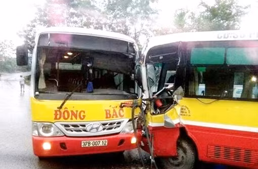 Hành khách hoảng loạn sau khi 2 xe buýt đâm trực diện nhau