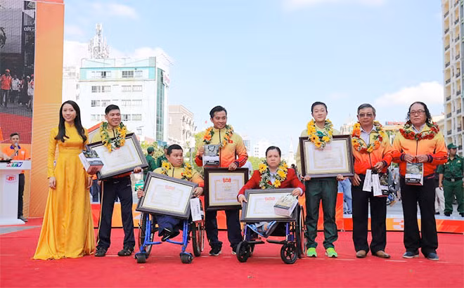 Các VĐV, HLV người khuyết tật xuất sắc toàn quốc năm 2016 nhận thưởng.