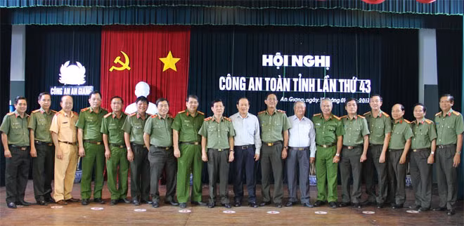 Thứ trưởng Nguyễn Văn Sơn, cùng đoàn công tác, lãnh đạo tỉnh An Giang và Ban Giám đốc Công an An Giang.
