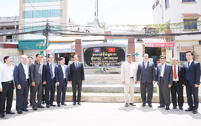 Bí thư Thành ủy Hà Nội Hoàng Trung Hải và các đại biểu tại Đại lộ Hữu nghị Phom Penh - Hà Nội. Ảnh: TTXVN.