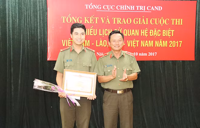 Thiếu tướng Nguyễn Quang Chữ, Phó Tổng cục trưởng Tổng cục Chính trị CAND trao giải nhất cá nhân. Thiếu tướng Nguyễn Quang Chữ, Phó Tổng cục trưởng Tổng cục Chính trị CAND trao giải nhất cá nhân.