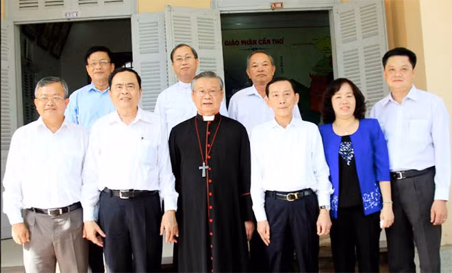 Chủ tịch Trần Thanh Mẫn, chụp ảnh lưu niệm với tập thể Tòa Giám mục Cần Thơ.
