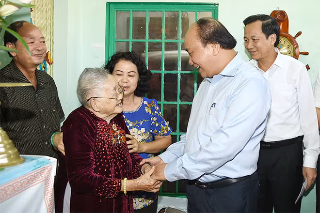 Thủ tướng thăm hỏi, tặng quà Mẹ Việt Nam Anh hùng Võ Thị Ngọ. Ảnh: VGP/Quang Hiếu. Thủ tướng thăm hỏi, tặng quà Mẹ Việt Nam Anh hùng Võ Thị Ngọ. Ảnh: VGP/Quang Hiếu.