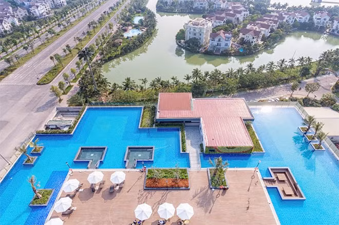 Bể sục rộng 60m², được thiết kế chìm tạo cảm giác lênh đênh thú vị.